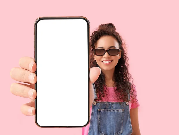 Young African American Woman Holding Mobile Phone Blank Screen Pink — Stock Photo, Image