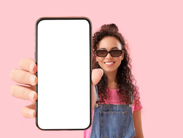 Jovem Afro Americana Segurando Telefone Celular Com Tela Branco Fundo — Fotografia de Stock