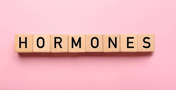 Word Hormones Made Cubes Pink Background — Stock Photo, Image
