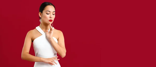 Mujer Asiática Moda Sobre Fondo Rojo Con Espacio Para Texto — Foto de Stock