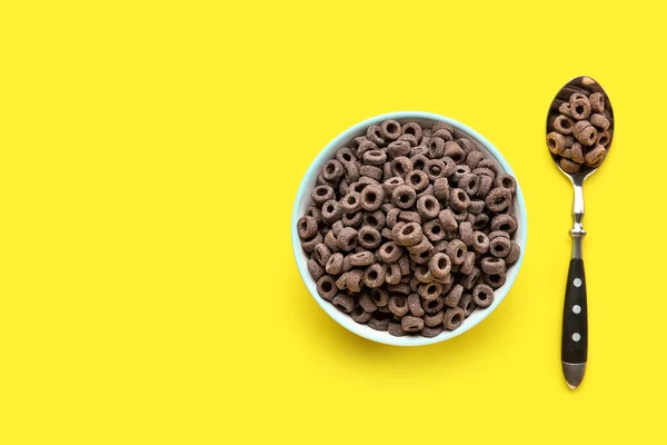 Cuenco Cuchara Con Anillos Cereales Negros Sobre Fondo Amarillo —  Fotos de Stock