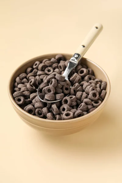 Cuenco Con Anillos Cereales Negros Sobre Fondo Color —  Fotos de Stock