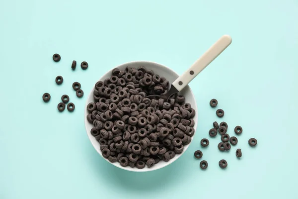 Cuenco Con Anillos Cereales Negros Sobre Fondo Azul —  Fotos de Stock