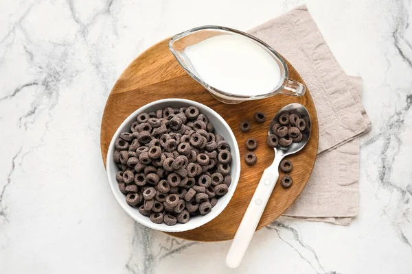 Cuenco Con Anillos Cereales Negros Salsa Leche Sobre Fondo Claro —  Fotos de Stock