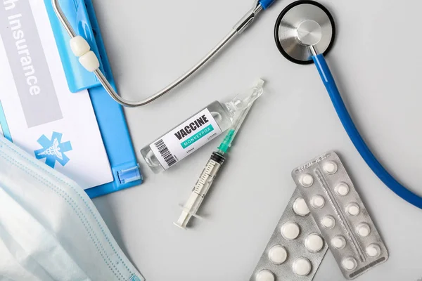Pockenimpfung Mit Spritze Pillen Stethoskop Und Klemmbrett Auf Grauem Hintergrund — Stockfoto