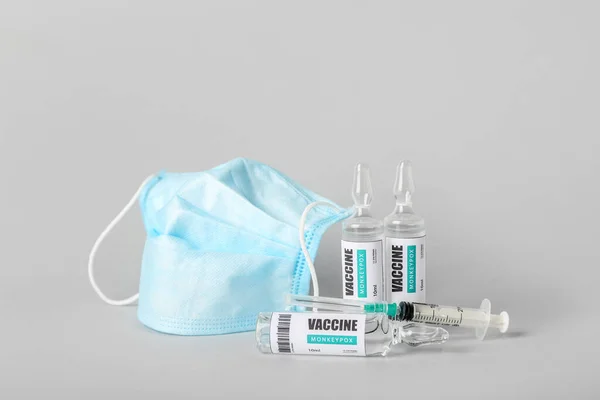 Ampollas Vacuna Contra Varicela Máscara Médica Sobre Fondo Gris — Foto de Stock