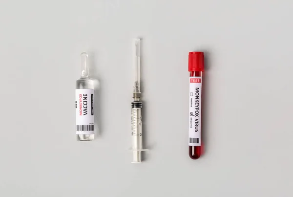 Monkeypokkenvaccin Met Injectiespuit Bloedmonster Grijze Achtergrond — Stockfoto