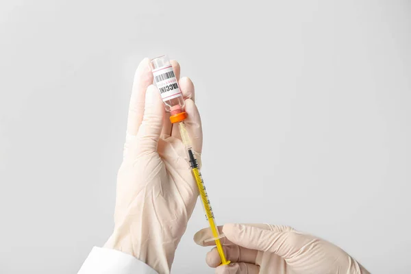 Ärztin Mit Pockenimpfung Und Spritze Auf Grauem Hintergrund — Stockfoto