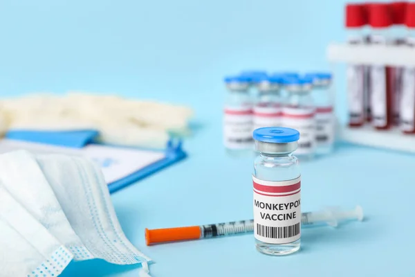 Monkeynex Vakcína Injekční Stříkačkou Modrém Pozadí Detailní Záběr — Stock fotografie