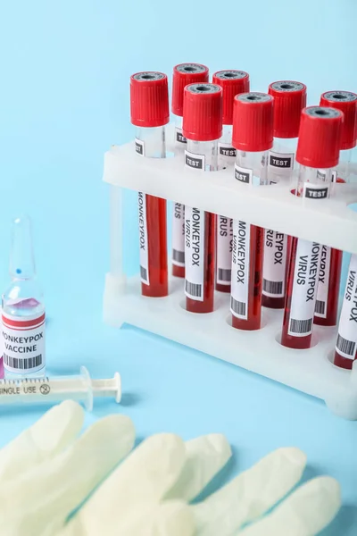 Mavi Arka Planda Şırınga Kan Örnekleriyle Maymun Çiçeği Aşısı — Stok fotoğraf