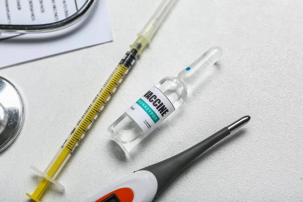 Monkeynex Vakcína Injekční Stříkačkou Teploměrem Bílém Pozadí — Stock fotografie