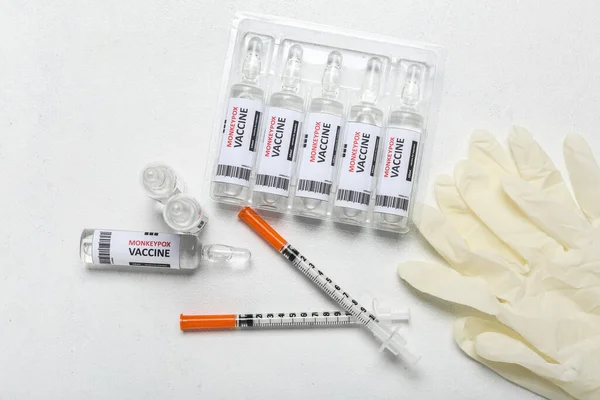 Ampule Vakcíny Proti Neštovicím Injekčními Stříkačkami Rukavicemi Bílém Pozadí — Stock fotografie