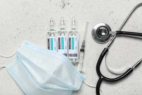 Ampollas Vacuna Contra Varicela Con Jeringa Máscara Médica Estetoscopio Sobre — Foto de Stock