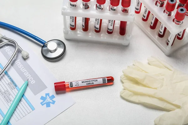 Sağlık Sigortası Olan Kan Örnekleri Beyaz Arka Planda Steteskop Maymun — Stok fotoğraf