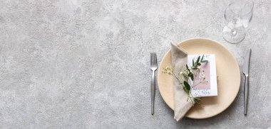 Açık arkaplanda çiçek dekoru ve metin için yeri olan güzel düğün masası ayarları