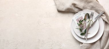 Açık arkaplanda çiçek dekoru ve metin için yeri olan güzel düğün masası ayarları