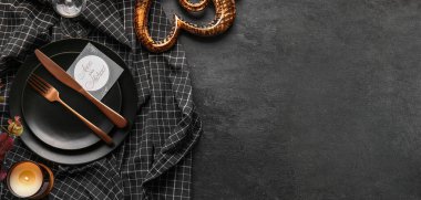 Koyu arkaplanda, metin için yeri olan güzel düğün masası ayarları