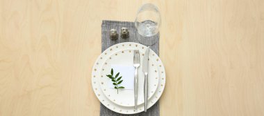 Basit tablo ayarı ile çiçek dekorasyonu  