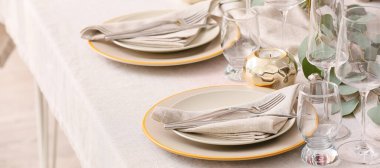 Çiçek dekoru ve mumlarla süslenmiş güzel bir sofra, yakın plan.