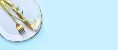 Açık mavi arkaplanda çiçek ve metin için boşluk içeren basit tablo ayarı