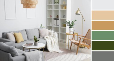 Oturma odasının içinde kanepe var. Farklı renk desenleri