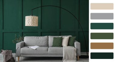 Yeşil duvarın yanında kanepesi olan oturma odasının içinde. Farklı renk desenleri