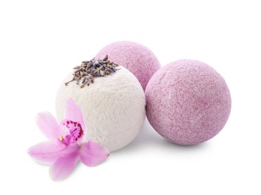 Banyo bombaları ve beyaz arka planda orkide çiçeği.