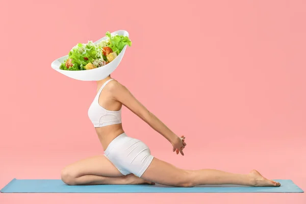 Junge Frau Mit Schale Mit Leckerem Caesar Salat Statt Kopf — Stockfoto