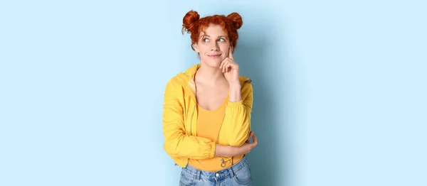 Mujer Pelirroja Bastante Reflexivo Sobre Fondo Azul Claro —  Fotos de Stock