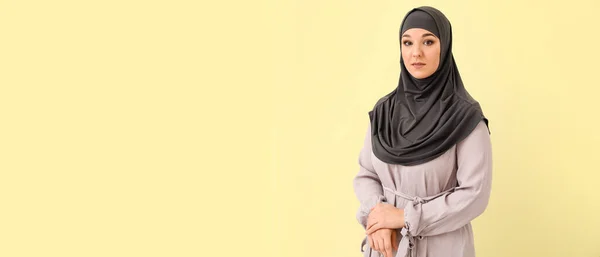 美しい若いですイスラム教徒女性上の黄色の背景とともにスペースのためのテキスト — ストック写真