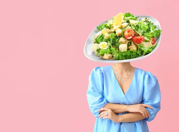 Modische Frau Mit Teller Mit Leckerem Caesar Salat Statt Kopf — Stockfoto