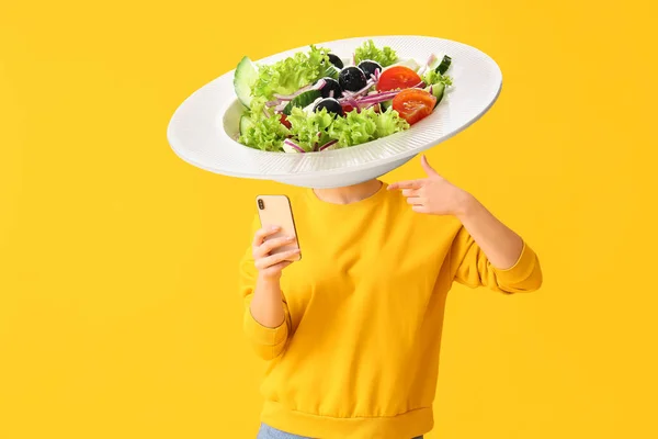 Mulher Com Telefone Prato Saborosa Salada Caesar Vez Sua Cabeça — Fotografia de Stock