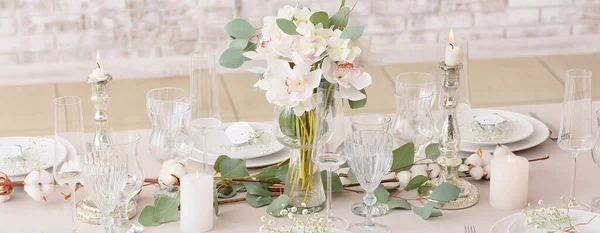 Vacker Bröllopsdukning Med Blommig Inredning Och Ljus — Stockfoto