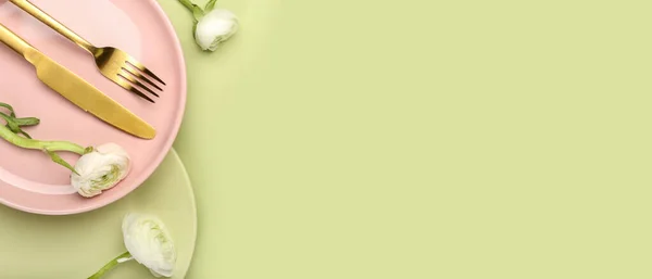 Enkel Dukning Med Ranunculus Blommor Färg Bakgrund Med Utrymme För — Stockfoto