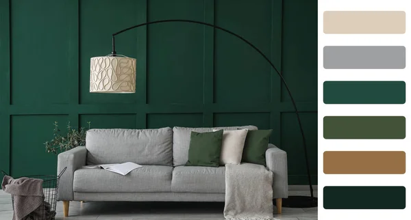 緑の壁の近くのソファ付きのリビングルームのインテリア 異なる色パターン — ストック写真