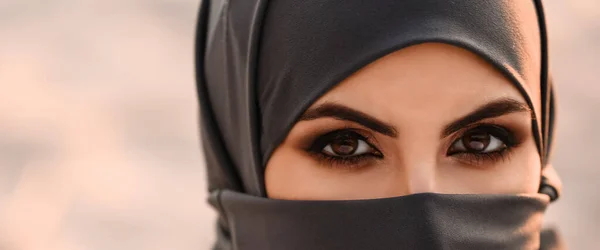 Portrait Beautiful Muslim Woman Outdoors Closeup — Stock Photo, Image