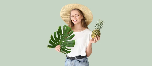 Mooie Jonge Vrouw Met Ananas Tropische Monstera Blad Groene Achtergrond — Stockfoto