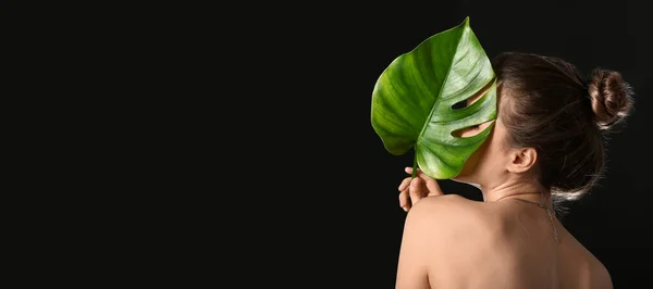 Όμορφη Νεαρή Γυναίκα Πράσινο Τροπικό Φύλλο Monstera Σκούρο Φόντο Χώρο — Φωτογραφία Αρχείου