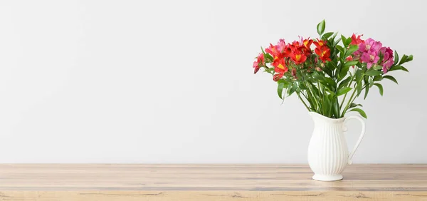 Váza Kyticí Krásných Alstroemeria Květin Stole Světlé Stěny Nápis Pro — Stock fotografie