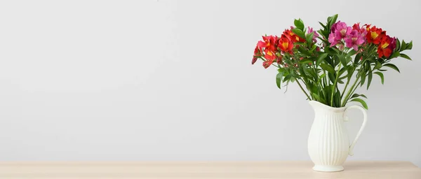 Wazon Bukietem Knych Alstroemeria Kwiaty Stole Pobli Ciany Baner Projektowania — Zdjęcie stockowe