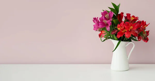 Ваза Букетом Красивих Квітів Альстромерії Столі Біля Світлої Стіни Банер — стокове фото