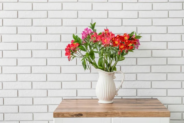 Vaas Met Mooie Alstroemeria Bloemen Tafel Tegen Bakstenen Muur — Stockfoto