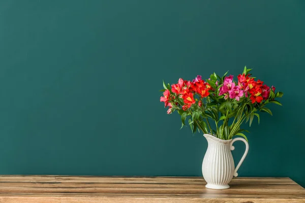 Vaas Met Prachtige Alstroemeria Bloemen Tafel Buurt Van Kleur Muur — Stockfoto