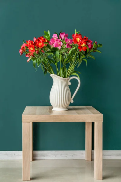 Wazon Bukietem Pięknych Kwiatów Alstroemeria Stole Pobliżu Ściany Kolor — Zdjęcie stockowe