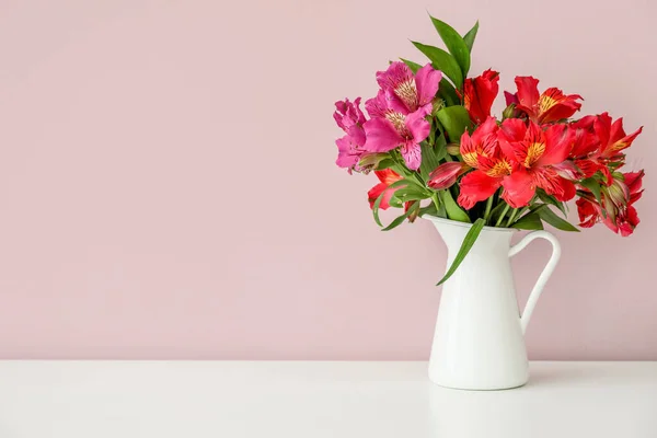 Renkli Duvarın Yanında Vazo Dolusu Güzel Alstromerya Çiçekleri — Stok fotoğraf