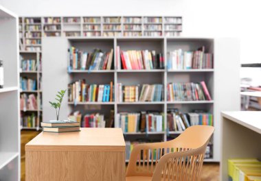 Modern kütüphanenin okuma odasında masa ve sandalye