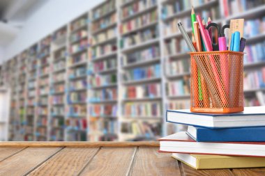 Modern kütüphanede okul malzemeleri.