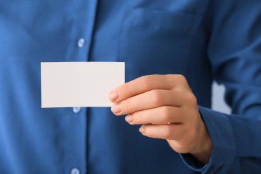 Boş kartviziti olan kadın, yakın plan.