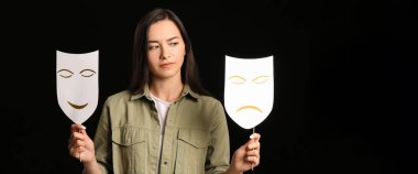 Farklı maskeler takan, karanlık arka planda, metin için yeri olan yetenekli genç bir aktris.