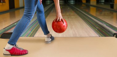 Kulüpte bowling oynayan kadın.